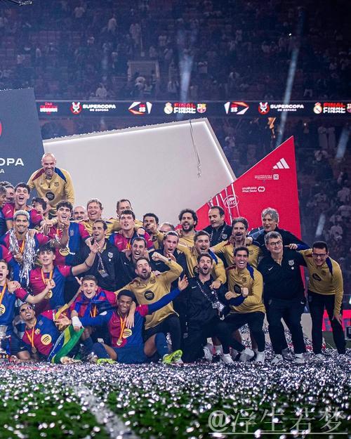 巴萨全队泡澡狂欢:18场不败创纪录+少赛一场力压皇马 弗里克荣登神坛 巴萨全队泡澡狂欢:18场不败创纪录+少赛一场力压皇马 弗里克荣登神坛