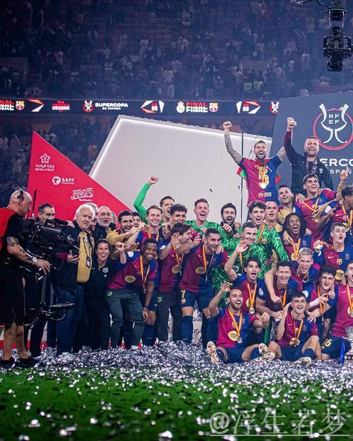 巴萨全队泡澡狂欢:18场不败创纪录+少赛一场力压皇马 弗里克荣登神坛 巴萨全队泡澡狂欢:18场不败创纪录+少赛一场力压皇马 弗里克荣登神坛