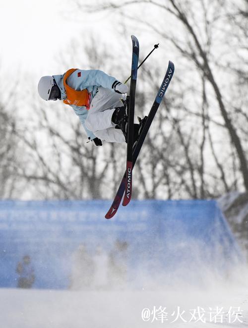 李方慧摘得美国阿斯本自由式滑雪U型场地世界杯冠军