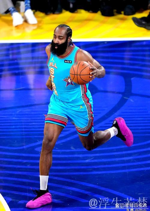 哈登击地妙传 小琼斯腾身上篮成。 哈登击地妙传 小琼斯腾身上篮成。