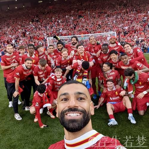 英超封王!利物浦球迷万人高唱队歌,众将动情泪洒 英超封王!利物浦球迷万人高唱队歌,众将动情泪洒