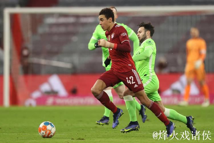 德甲-莱万穆勒建功屈桑斯惊艳世界波 拜仁4-0大胜狼堡